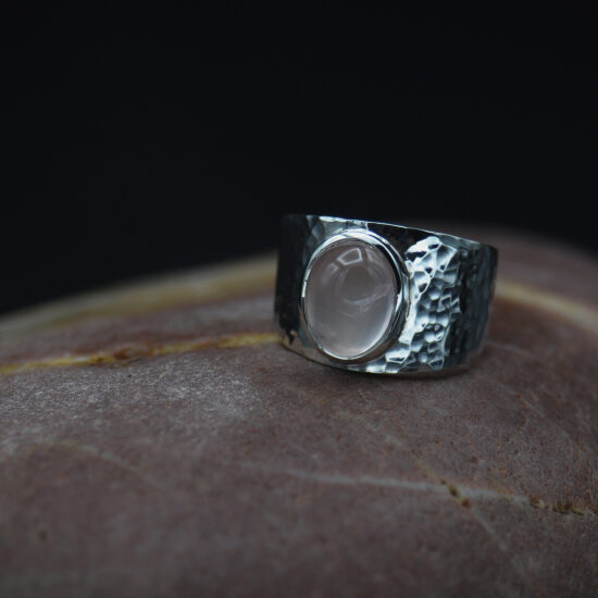 Bague en argent martelée et quartz rose
